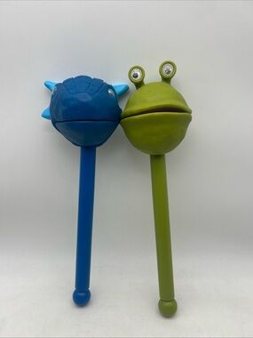 Set Of 2 Educational Insights 12” Plastic Puppet On A Stick Blue Dino/Green Frog